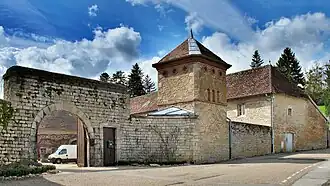 L'entrée et le pigeonnier du château.