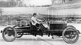 Photo d'une voiture dotée d'un châssis long avec une femme au volant.