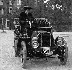 Photo d'une femme conduisant une voiture.
