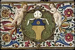 Écu surmonté d'une mitre encadré de vert et doré tenu par deux anges sur fonds de rinceaux.