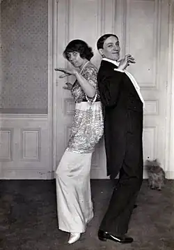 Potographie posée de Mistinguett et Max Rivera dansant le pas de l'ours.