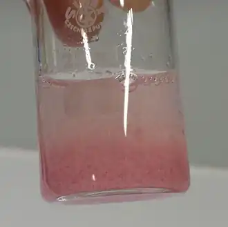 Les cations Hg2+ forment un précipité rose floconneux.