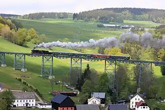 Le viaduc avec un train historique en 2014.