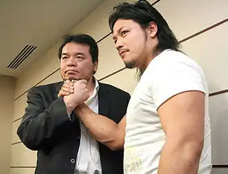 Mitsuharu Misawa et Gō Shiozaki qui ont tous les deux détenu le titre de Champion poids-lourd GHC.