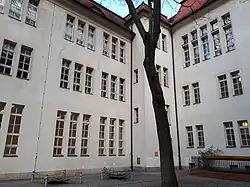 1. École communale, cour, centre