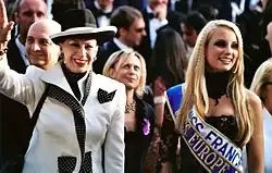 Photographie montrant, à gauche, Geneviève de Fontenay et, à droite, Élodie Gossuin portant ses écharpes de Miss France et de Miss Europe.