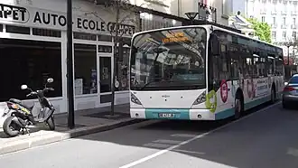 Passage d'un VanHool New A320 à Vichy circulant sur une ligne scolaire