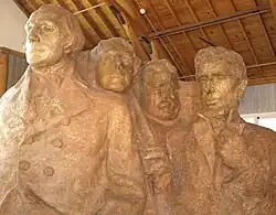 Modèle du projet initial photographié dans l'atelier du sculpteur Gutzon Borglum