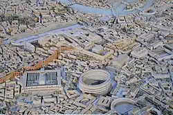 Photographie d'une maquette de ville antique avec plusieurs monuments, dont un amphithéâtre.