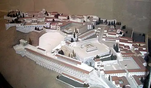 Maquette de Pergame. Dans la ville haute : agora, palais, arsenal, bibliothèque, théâtre, temples, Grand Autel. Pergamon Museum.