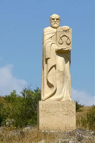 Statue de Mkhitar Goch tenant son Livre de lois, près d'Aparan, Arménie.