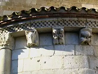 Les modillons de l'abside révèlent la proximité des Pyrénées : loup dépeçant une brebis, rapace emportant un agneau.