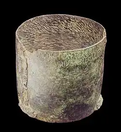 Un muid, c.-à-d. un récipient de forme cylindrique.