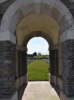 Portail d'entrée du cimetière.