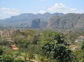 Mogote Dos Hermanas devant la sierra de los Órganos depuis Viñales.