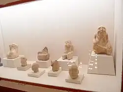 Fragments de statues masculines en pierre exhumées à Mohenjo-daro. Musée de Mohenjo-daro.