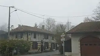 Une maison à pans de bois.