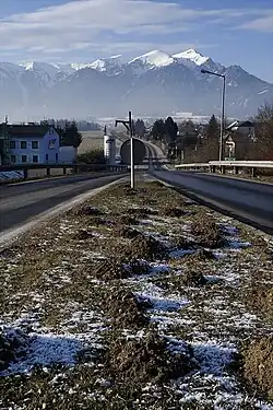 Photographie de nombreuses taupinières bordées de neige parsemées sur un terre-plein central.