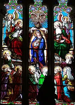 Vitrail du couronnement de la Vierge.