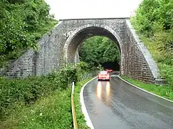 Entre Ermeton et Warnant, la ligne surplombe la Molignée et la route qui en suit les méandres.