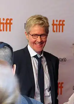 J.C. MacKenzie&nbsp;(en) interprète Harrison Wellstone.