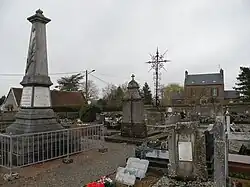 Monument aux morts, au cimetière.