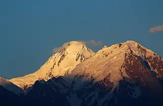 Le Momhil Sar (au fond, au centre) vu depuis Aliabad.