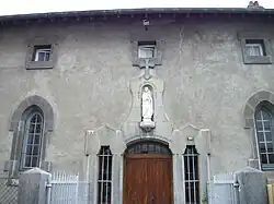 L'entrée du monastère avec au-dessus une statue de sainte Claire d'Assise.
