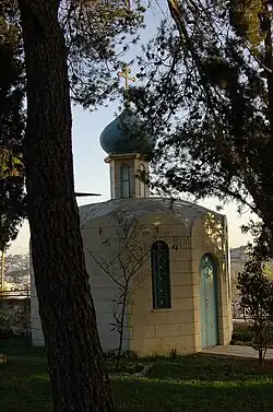 Le monastère de la Sainte-Trinité où il se situe.