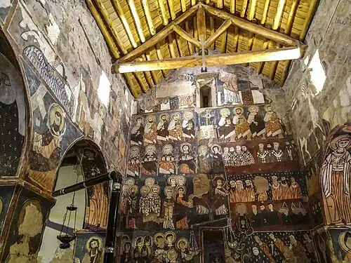 L’église principale de l’enceinte monastique abrite de précieuses fresques datant des 11e et 12e s.