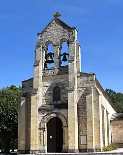 La façade de l'église et son clocher-mur.