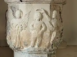 Les fonts baptismaux.