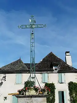Croix de la Passion, dans le bourg.