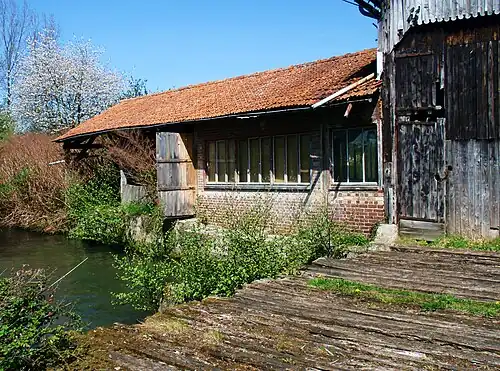 Ancienne usine le long de la rivière, sans doute un ancine moulin.