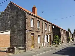 Des habitations groupées par deux.