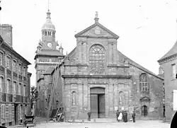 L'église Saint-Mathurin de Moncontour, photographiée autour de 1900 par Jean-Eugène Durand.