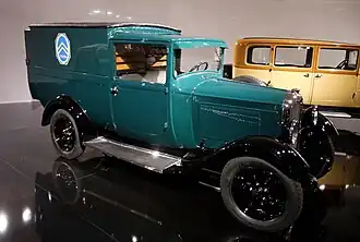 Utilitaire aménagée en camionnette avec marchepieds en aluminium.