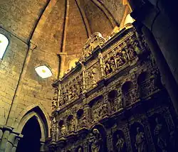 Le retable de pierre sculpté par Damián Forment.