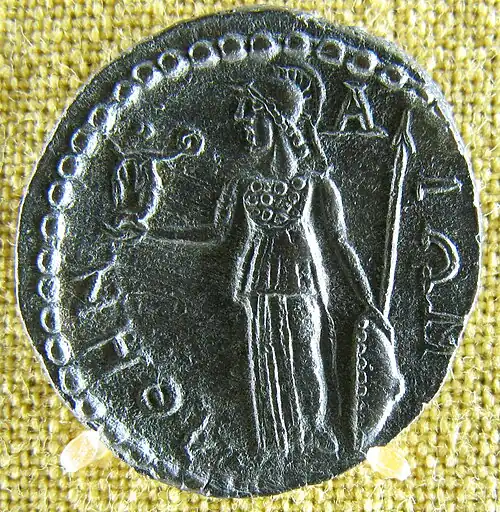 Drachme d'Athènes représentant l'Athéna Parthénos. IIIe&nbsp;siècle&nbsp;av. J.-C., Musée Numismatique d’Athènes.