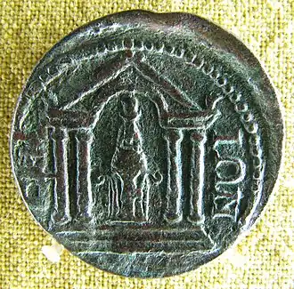 Monnaie de Samos avec représentation du temple et de la statue d'Héra de Samos. 253-260 ap. J.-C. Musée numismatique d'Athènes.