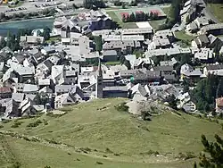 Gros plan sur le village du Monêtier-les-Bains.