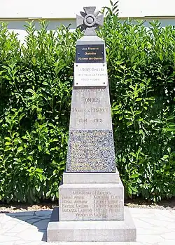 Le monument aux morts dans le cimetière près de l'église Saint-Jean (juil.&nbsp;2009).