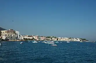 Ischia Ponte, lorsque Ripley et Philippe arrivent à Mongibello (avec la maison de Marge tout à gauche).