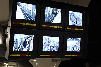 Écrans de contrôle sur la plateforme de Paris Nord.