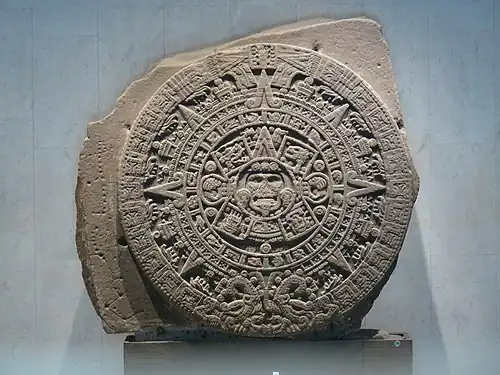 La pierre du Soleil aztèque représente à la fois le calendrier divinatoire de 260&nbsp;jours (tonalpohualli) et la légende des soleils, qu'on retrouve dans d'autres cultures mésoaméricaines antérieures.