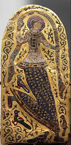 Sur fond d'or, une danseuse en longue jupe serrante esquisse un mouvement en lançant son voile au-dessus de sa tête.