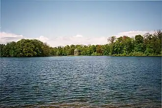 Vue du temple monoptère.