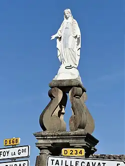 Statue monumentale représentant l'Immaculée Conception.