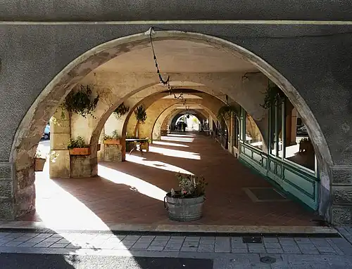 Galerie couverte à arcades à Monségur.