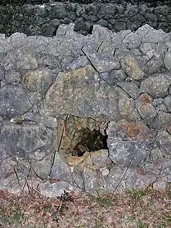 Aven sous restanque aménagé en aiguier-citerne.